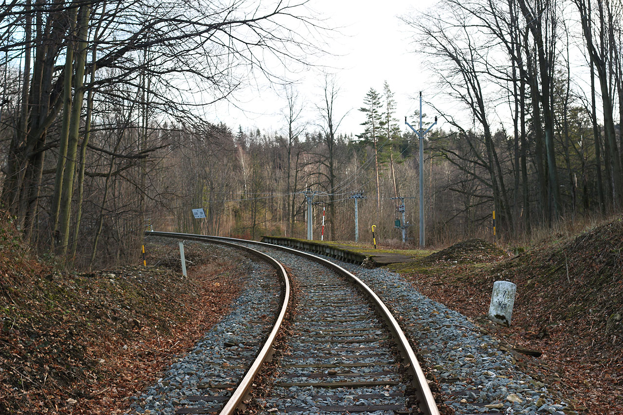 Zastávka Zlaté Hory-na mlýnech se nachází těsně za 7. kilometrem <a href="/Tema/Železniční trať Mikulovice – Zlaté Hory">železniční trati</a> z Mikulovic do Zlatých Hor, v bezprostřední blízkosti zlatokopeckého skanzenu.