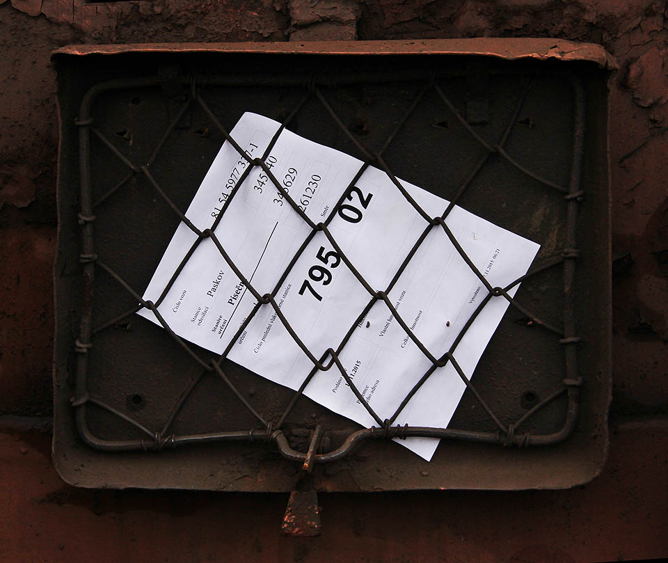 Vagóny sem putují občas po zvláštní trase. Například tento přijel nejprve z <a href="/Tema/Paskov (žst)">Paskova</a> do <a href="/Tema/Písečná (žst)">Písečné</a>, odkud byl přes <a href="/Tema/Mikulovice (žst)">Mikulovice</a> přivezen až do Zlatých Hor.