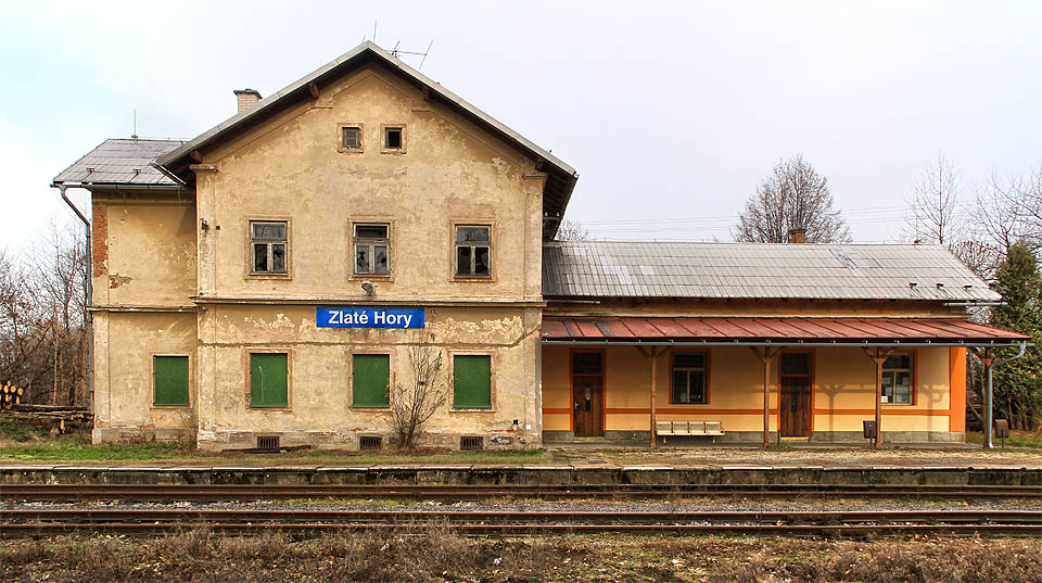 Fasádní pohled na výpravní budovu stanice Zlaté Hory na podzim roku 2015.