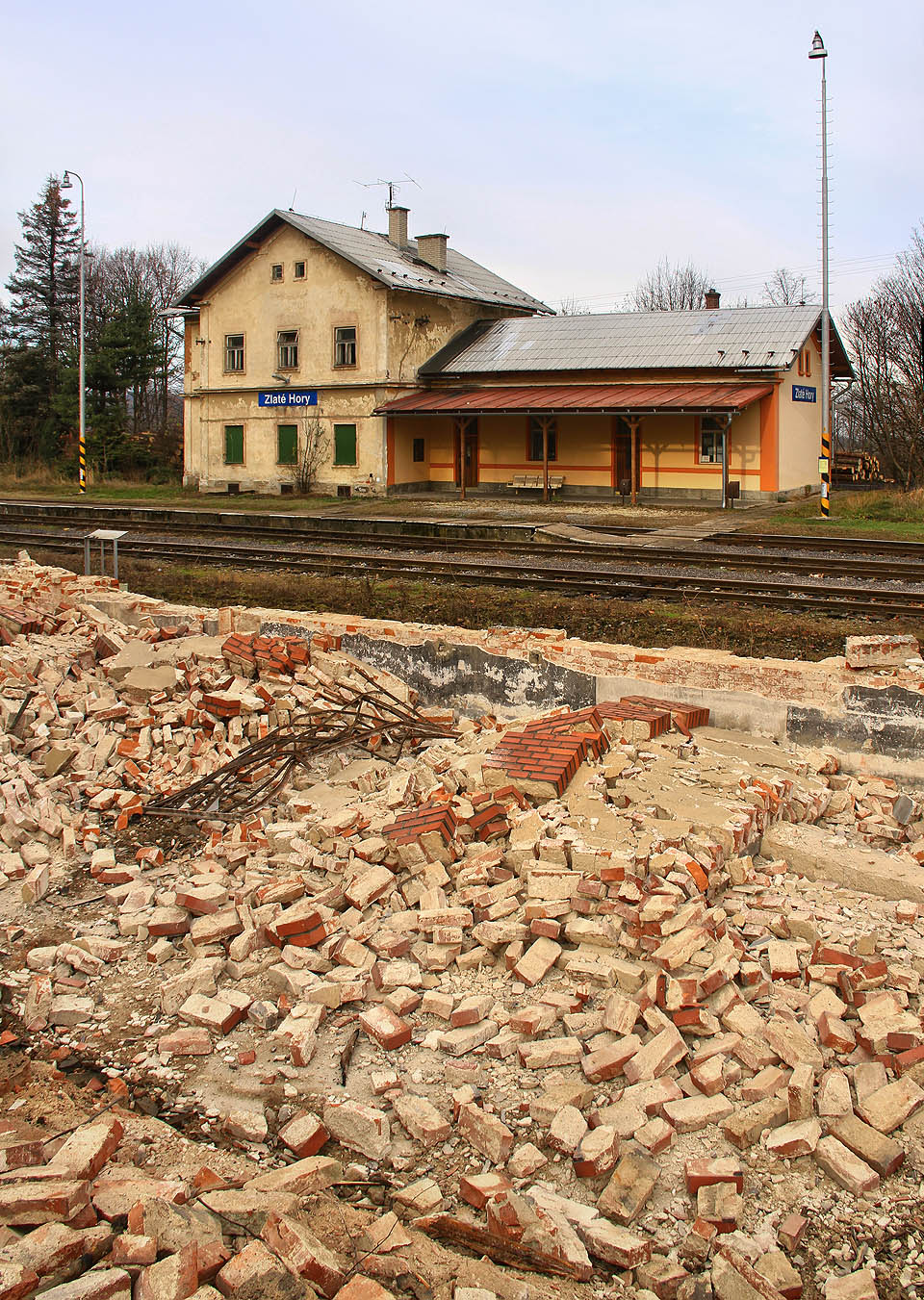 Nezbývá než doufat, že výpravní budovu nepotká tentýž osud.