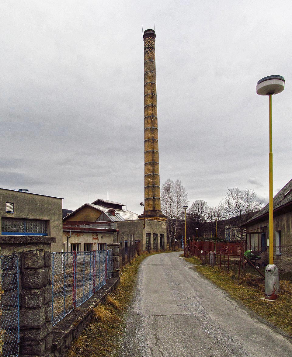 Tovární komín láká zdálky všechny, kdo projíždí Zlatými Horami. Co se pod ním skrývá?