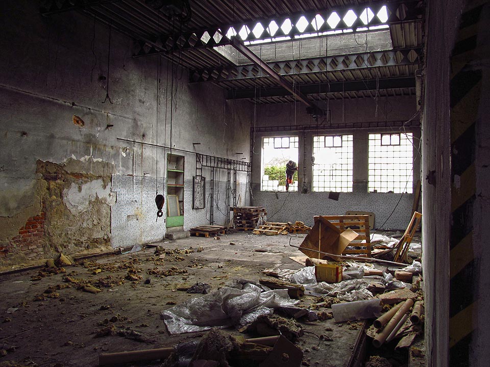 Hlavní vstup do objektu byl v roce 2014 sice uzamčen, docela dobře ale posloužil otvor v továrním okně. Chybějící luxfery nejspíš už někomu zdobí předsíň…