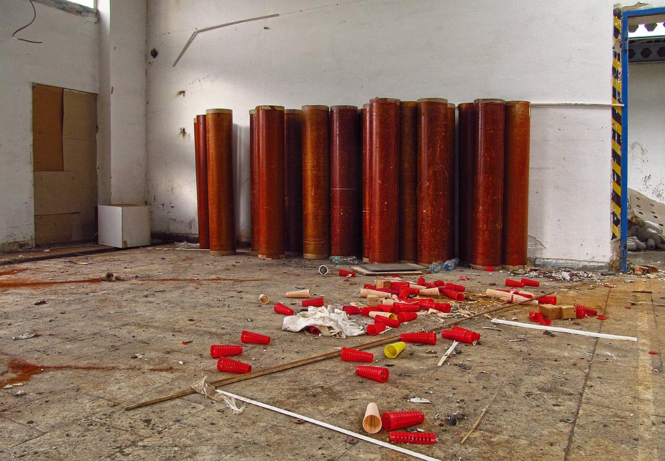 Osamělé cívky tkacích strojů jsou jako vojáci na hlídce.