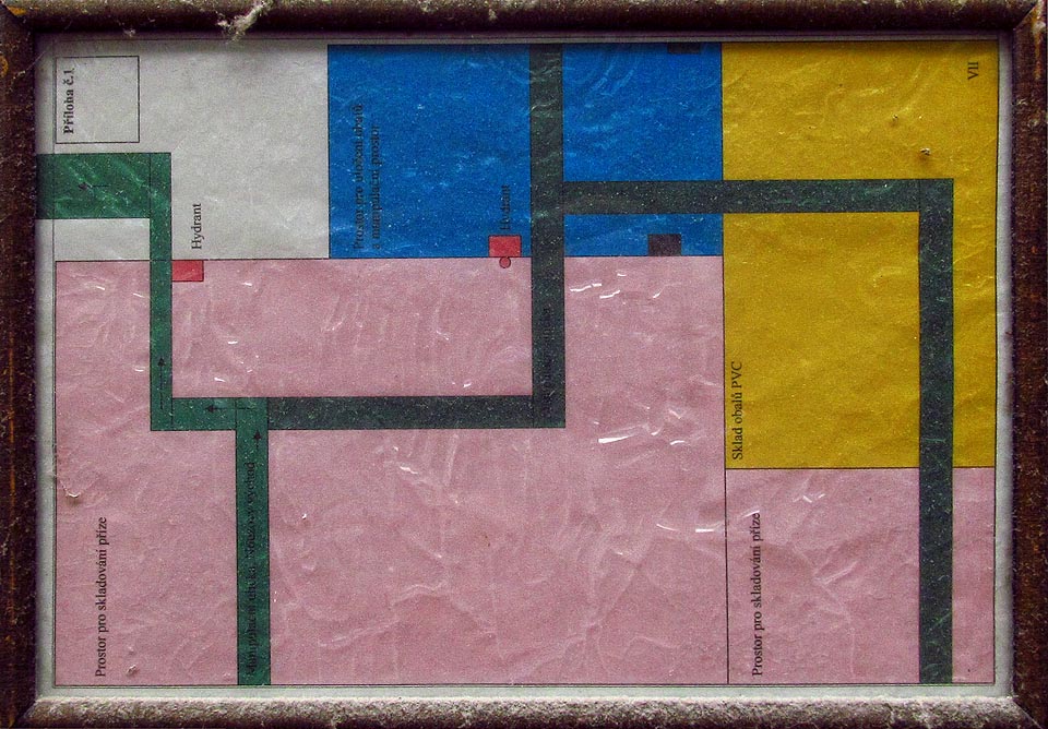 Postupujeme dále podle krásně barevného, nicméně značně schématického plánku tkalcovny.