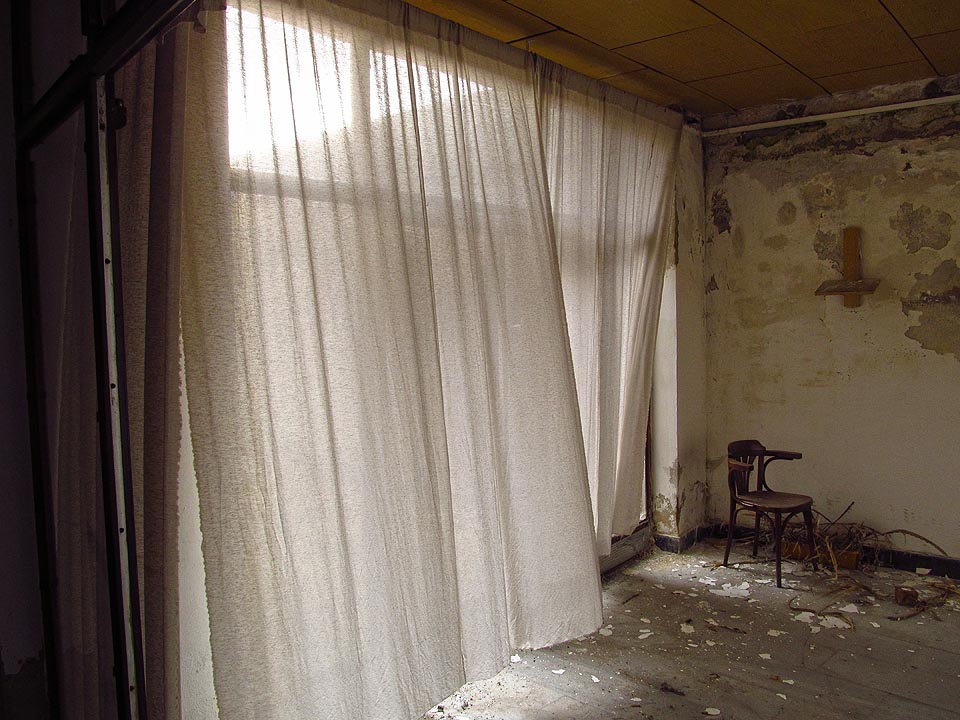 Záclony povlávající ve větru působí poněkud strašidelně. Podobně jako v <a href=/Tema/Od%C4%9Bvn%C3%AD%20pr%C5%AFmysl%20Prost%C4%9Bjov>OP Prostějov</a>, které již také odnesl čas.