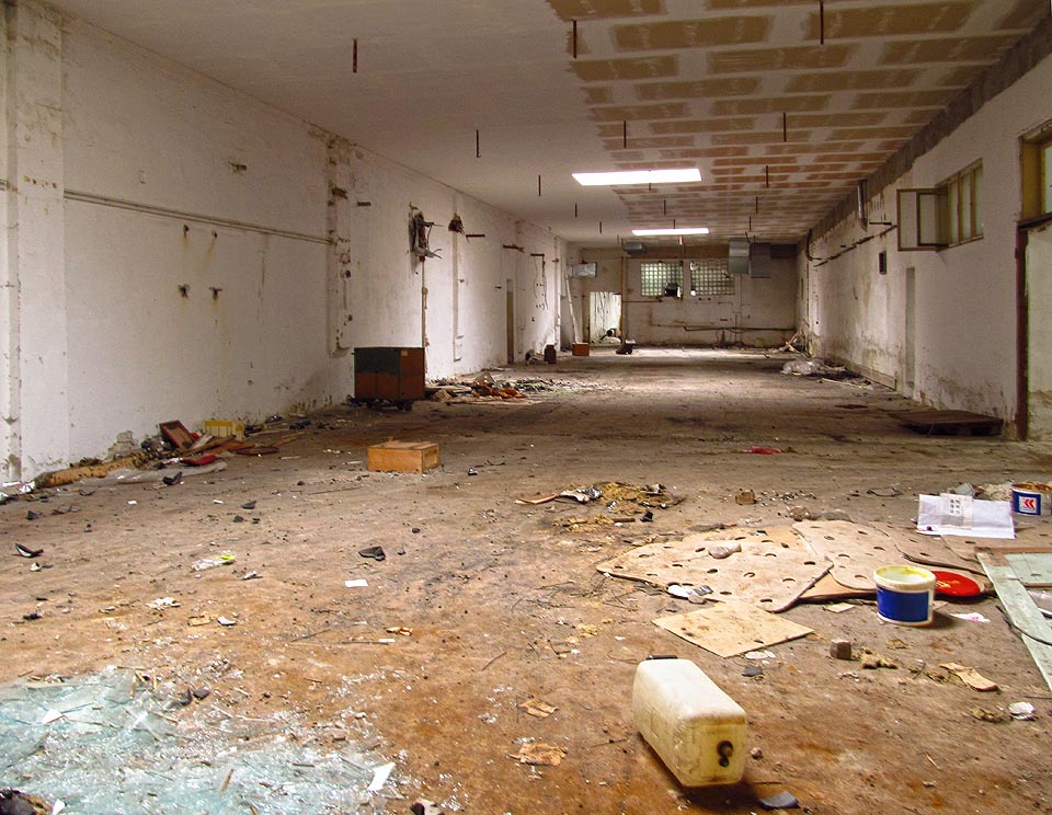 Světlíky ve stropě další z hal vyvolávají dojem, že někdo rozsvítil před naší návštěvou stropní zářivky.