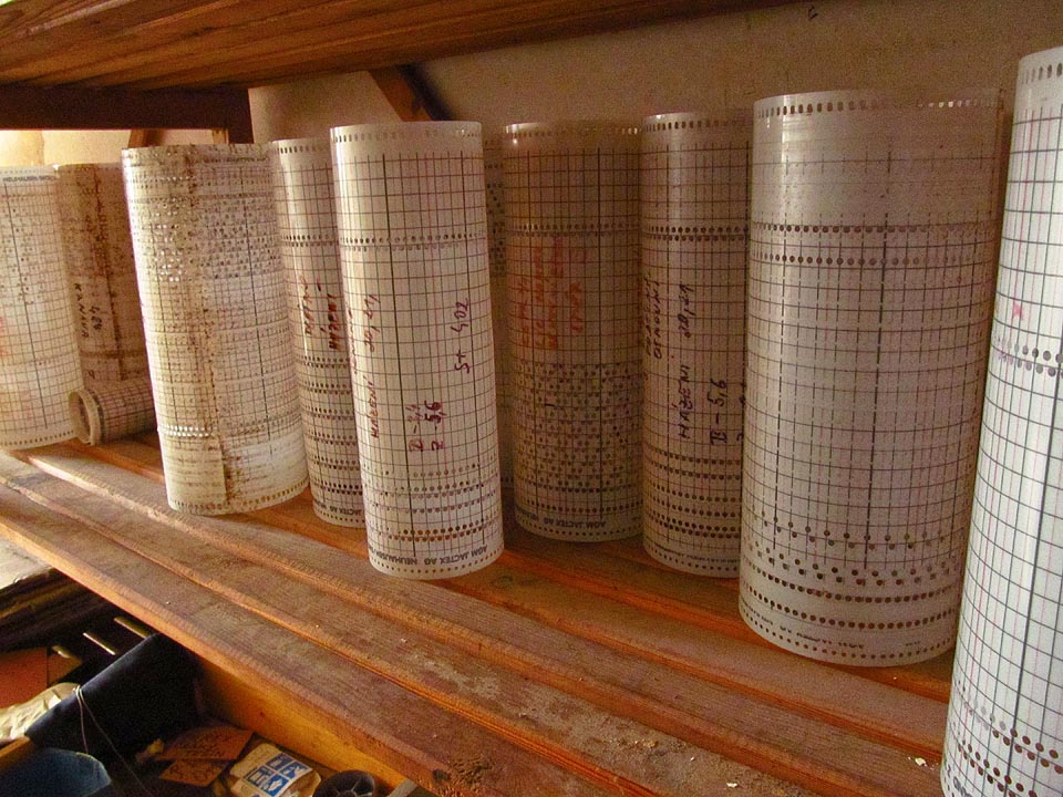 V areálu lze nalézt řadu unikátních pokladů. Třeba programovací válečky pro tkací stroje, které udávaly konečnou podobu látek.