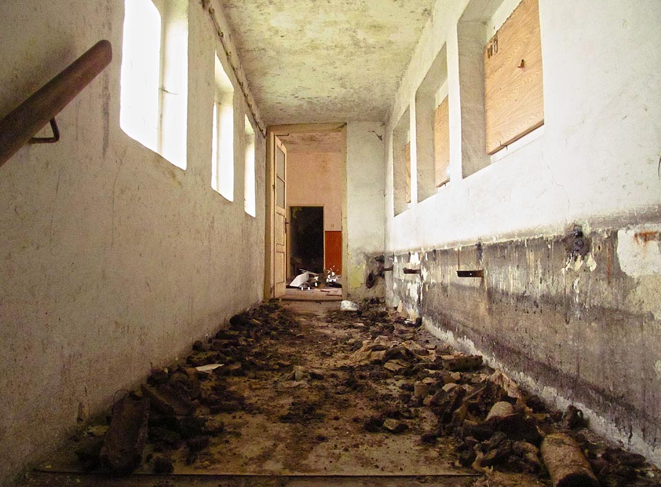 Spojovací chodbičkou a mostkem se lze dostat do zadního traktu továrny. Plni očekávání postupujeme krok za krokem do hloubky areálu.