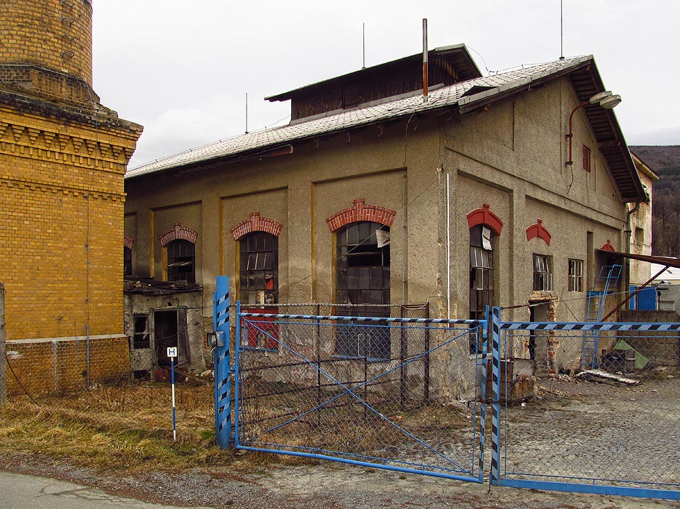 Od roku 2011 zůstávají brány této poměrně hezké továrny uzavřeny.