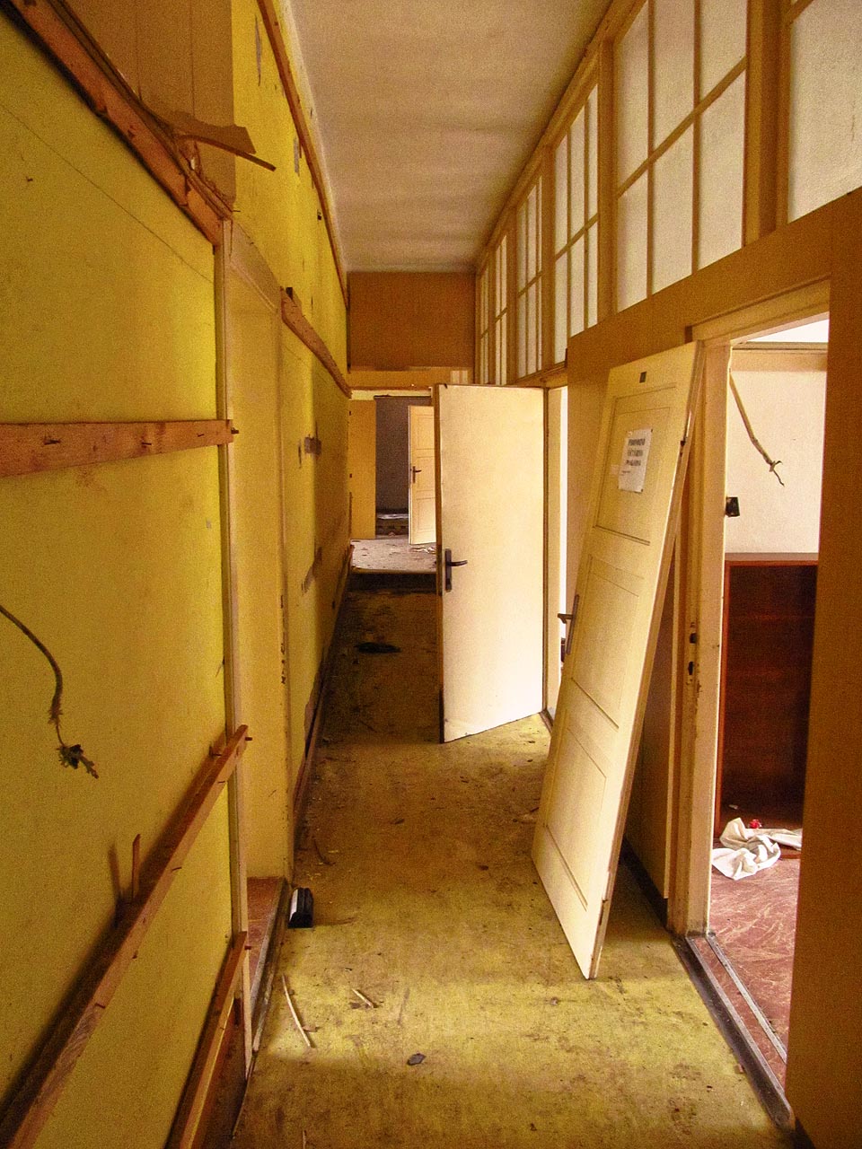 Kanceláře nedělnických změstnanců tkalcovny. Tady se určitě najde leccos zajímavého.