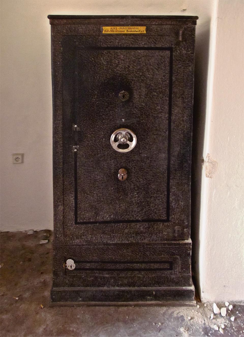 Zjistit, co skrývá trezor s nápisem AJAX Panzerkasse, se nám nepoštěstilo.