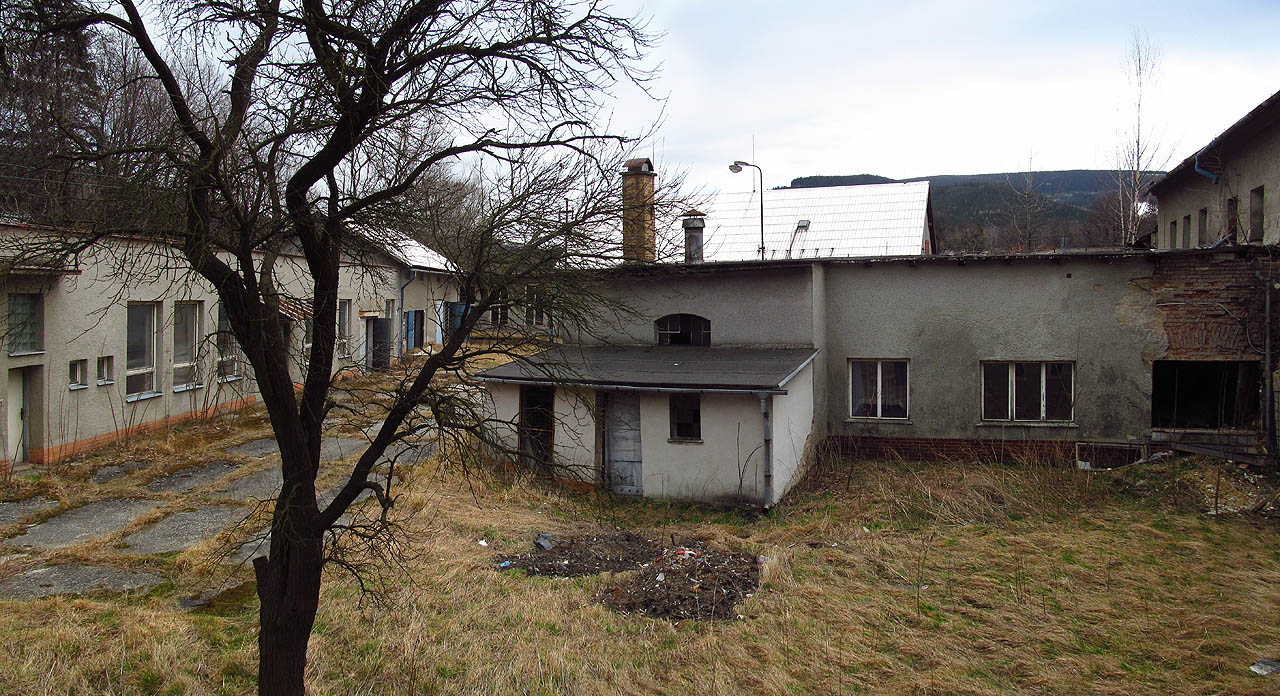 Tovární dvorek Zlatexu.