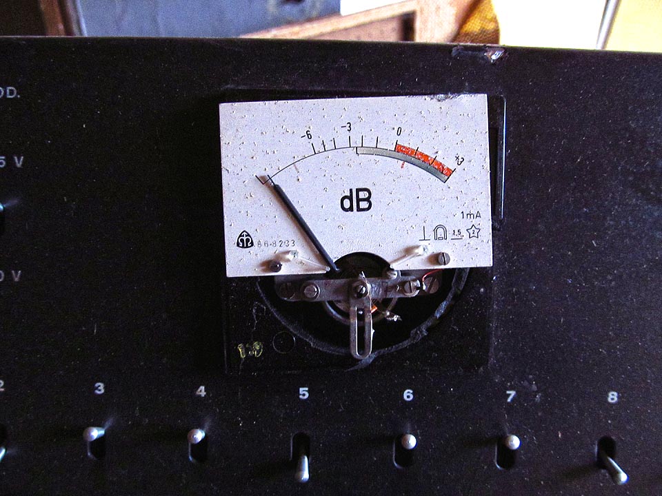 Ani vysílací stanice továrního rozhlasu není zrovna ve stavu připraveném k použití.