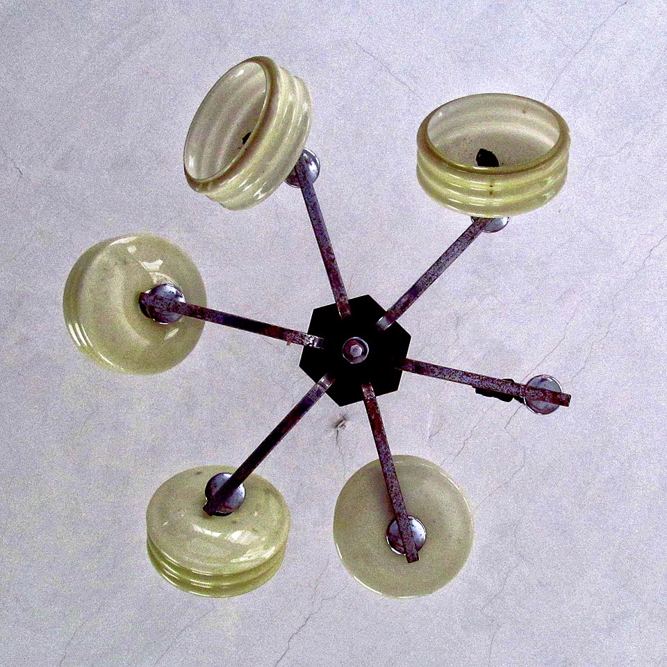 Jako střelka osudu, která neví, kterým směrem se má otočit.