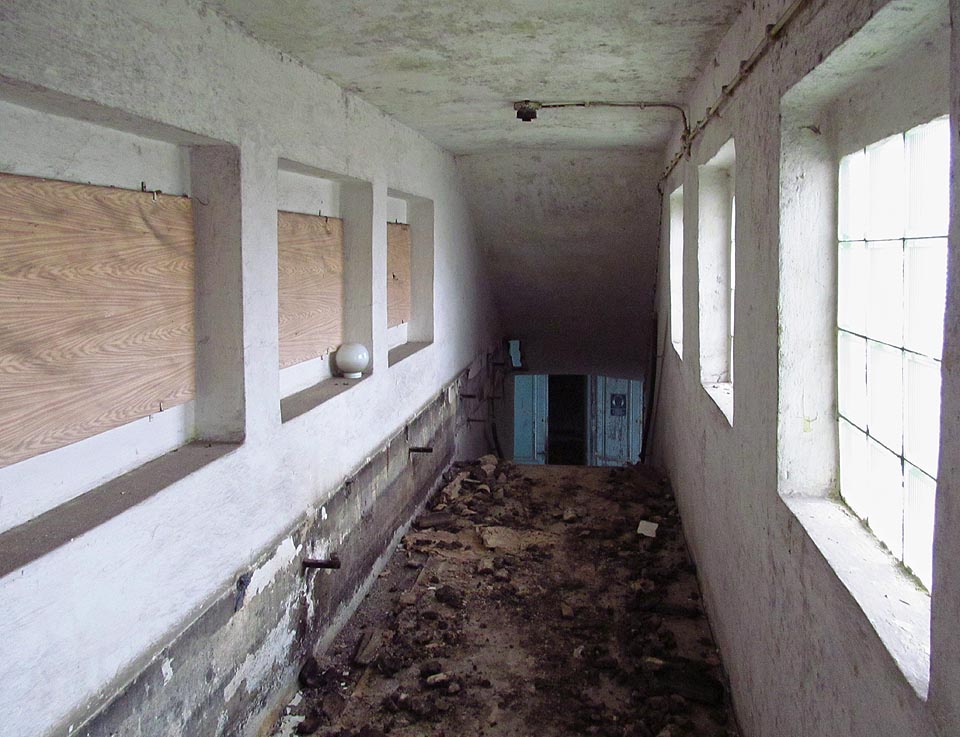 Koridor spojující jednotlivé budovy areálu.