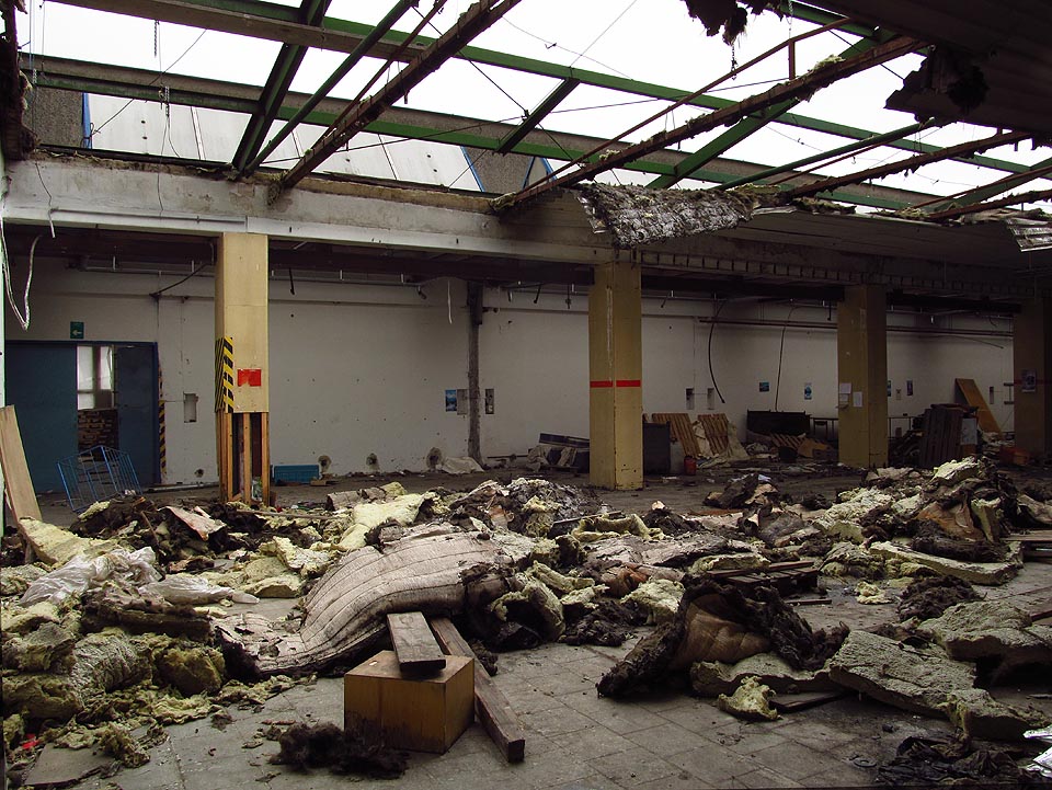 Zde byla patrně konstrukce střechy až příliš lehká. Čas ji odvál o něco dřív než zbytek továrních hal.