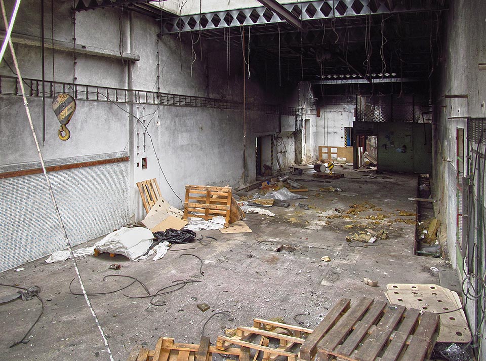 Skladová hala s jeřábem.