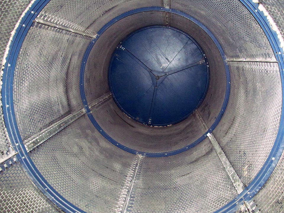 Válec leží opodál. Svým lehce kosmickým vzezřením a temnou místností v nás vyvolává mírně strašidelné sci-fi pocity.