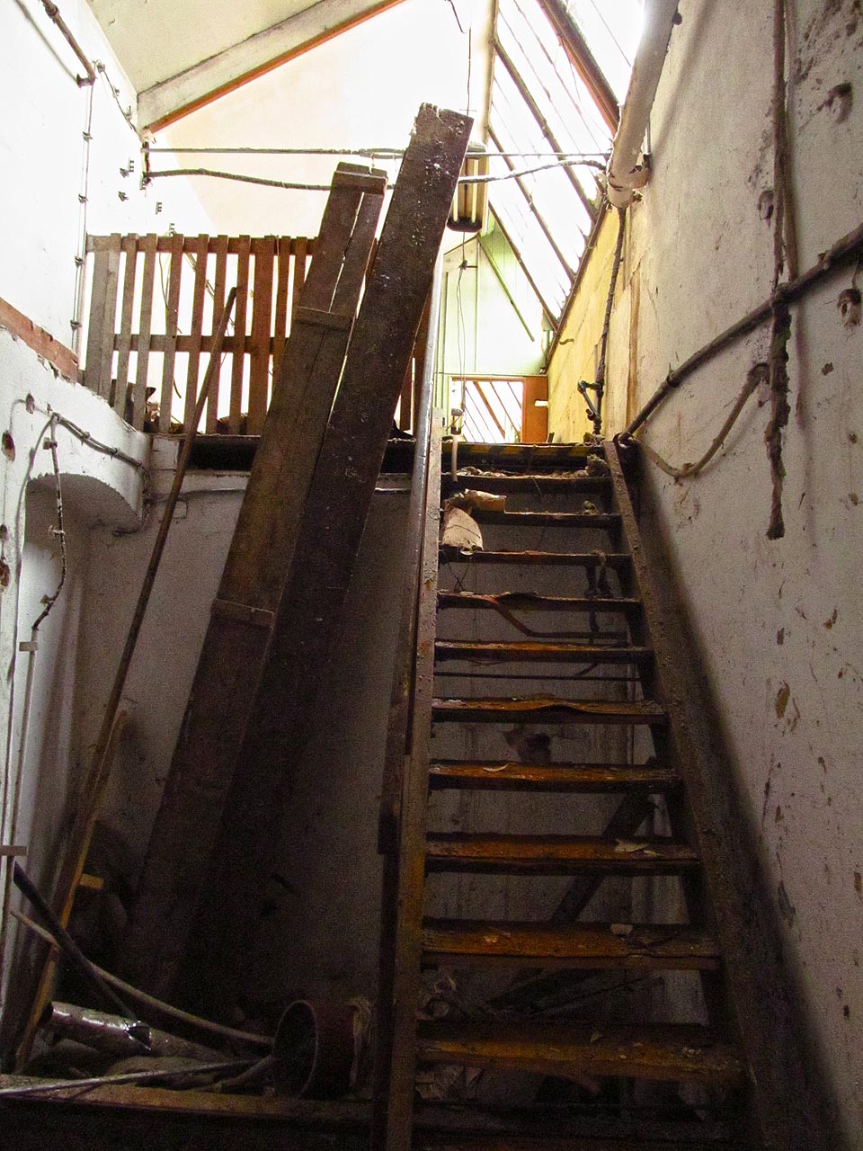 Schody do vyvýšené části historické budovy.