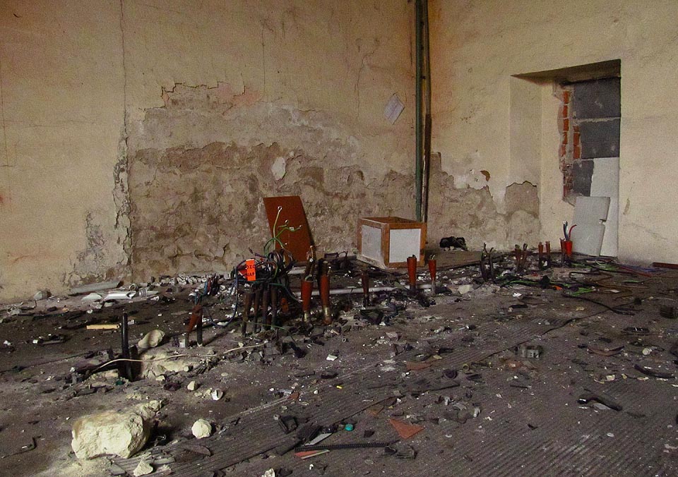 Elektrické rozvaděče zmizely beze stopy. Továrna se nachází ve stejném stavu jako v roce 1890, kdy byla elektřina teprve v počátcích.