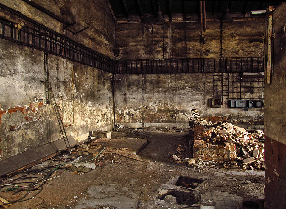 Nánosy sazí, prachu, barev a kdo ví, čeho ještě, uničily z některých prostor zrušené továrny zákoutí bezmála malebná.