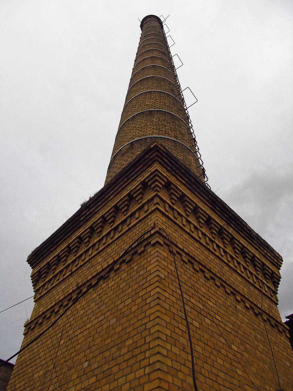 Loučíme se pohledem na majestátní komín, který nás do továrny Zlatex přivedl.