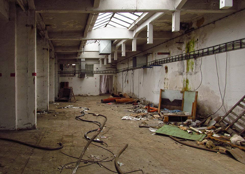 Tíseň prázdných továrních hal už nepřivolá šum textilních strojů. Zůstává mlčenlivý nepořádek.