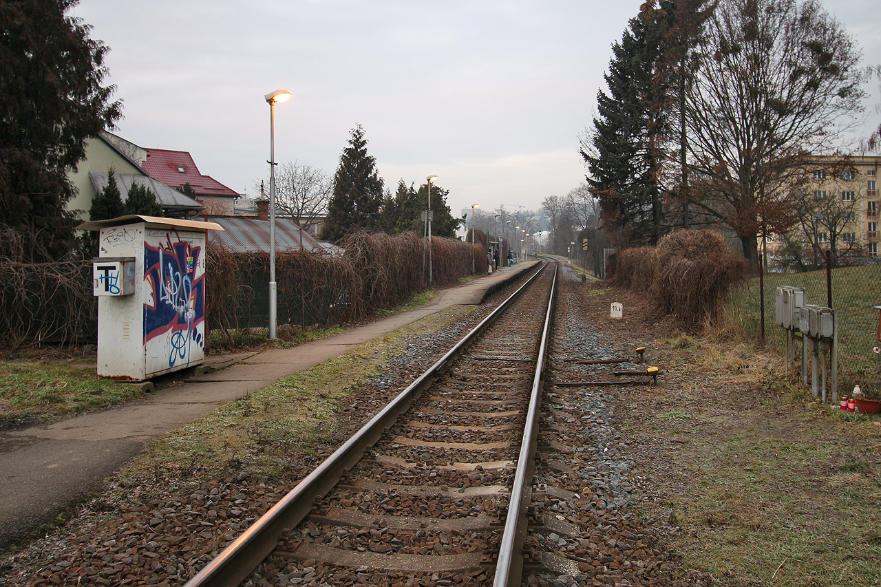 Pohled na zastávku Zlín-Dlouhá od přejezdu mezi ulicemi Santražiny a Hornomlýnskou.