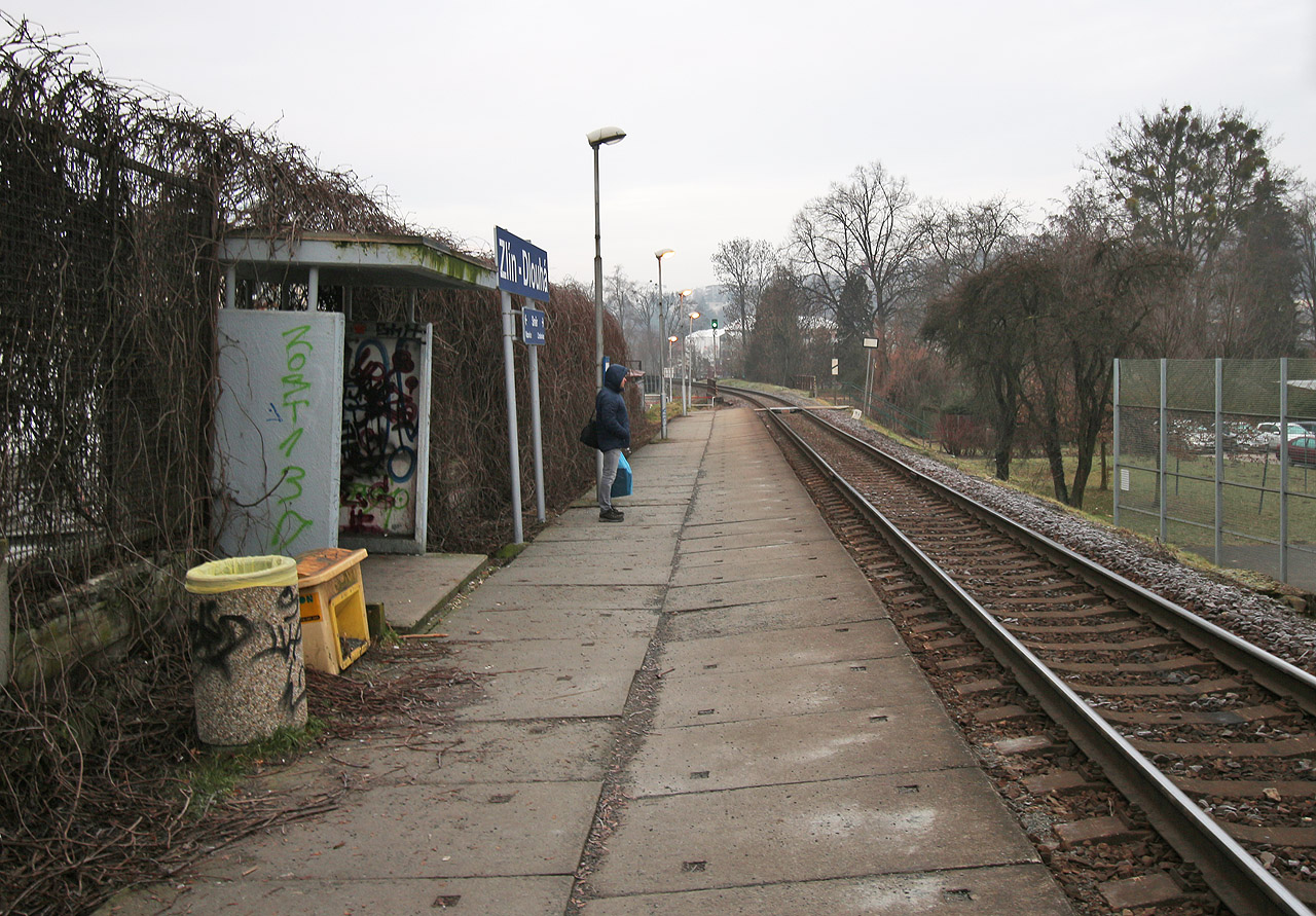 Zastávka je tvořena panelovým nástupištěm a ubohým přístřeškem, vetknutými do úzkého prostoru mezi areál městské policie a sady za domy na Benešově nábřeží.