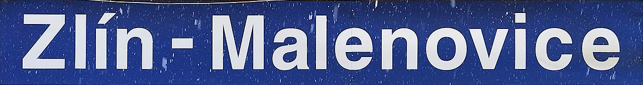 Hlavní cedule ve stanici Zlín-Malenovice ve sněhové vánici na Miluláše roku 2023.