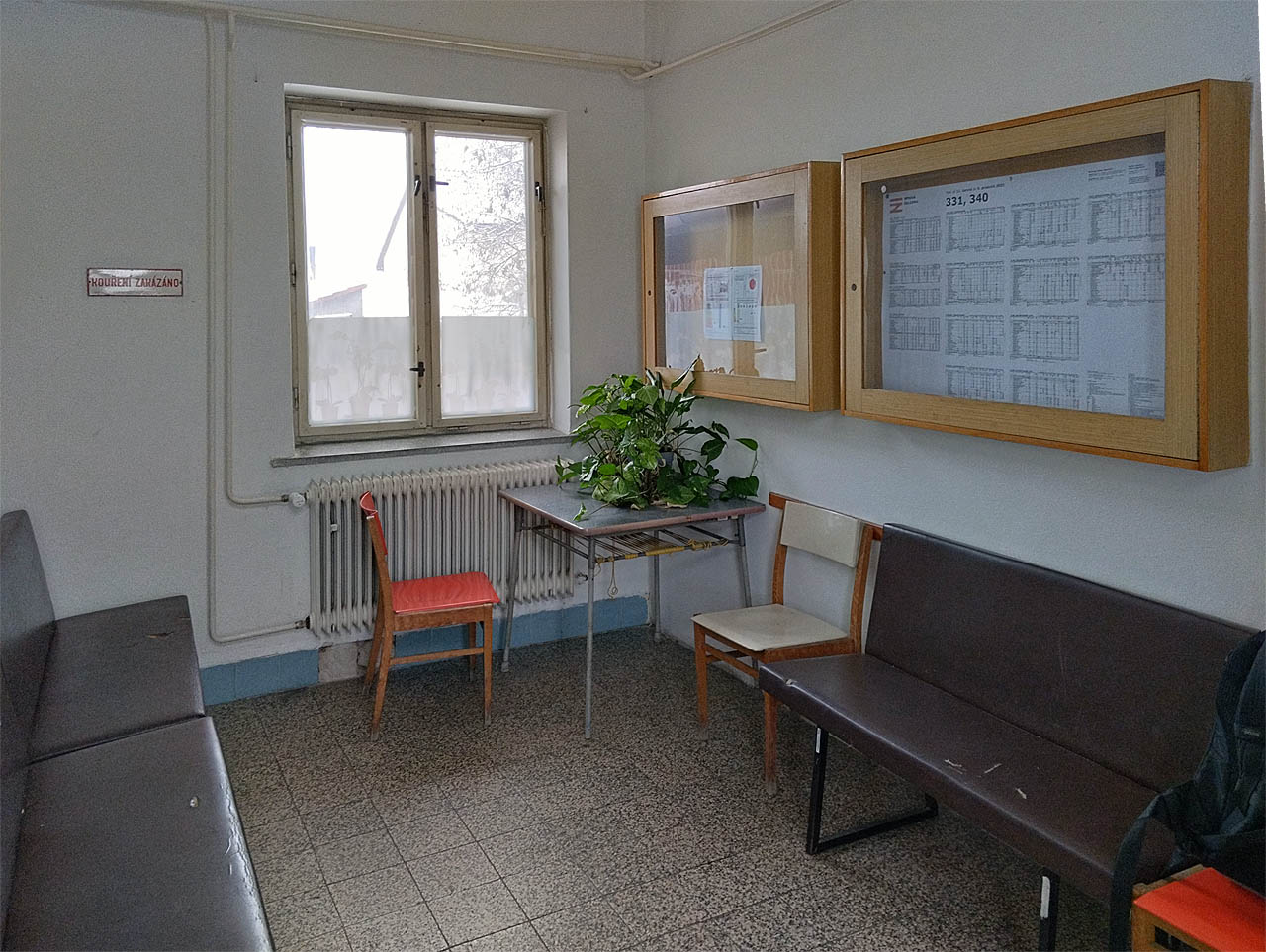 Čekárna je skrovná, ale je v ní teplo a sucho, což snad potěší každého cestujícího. Dokonce je tu i rostlina a zákaz kouření.