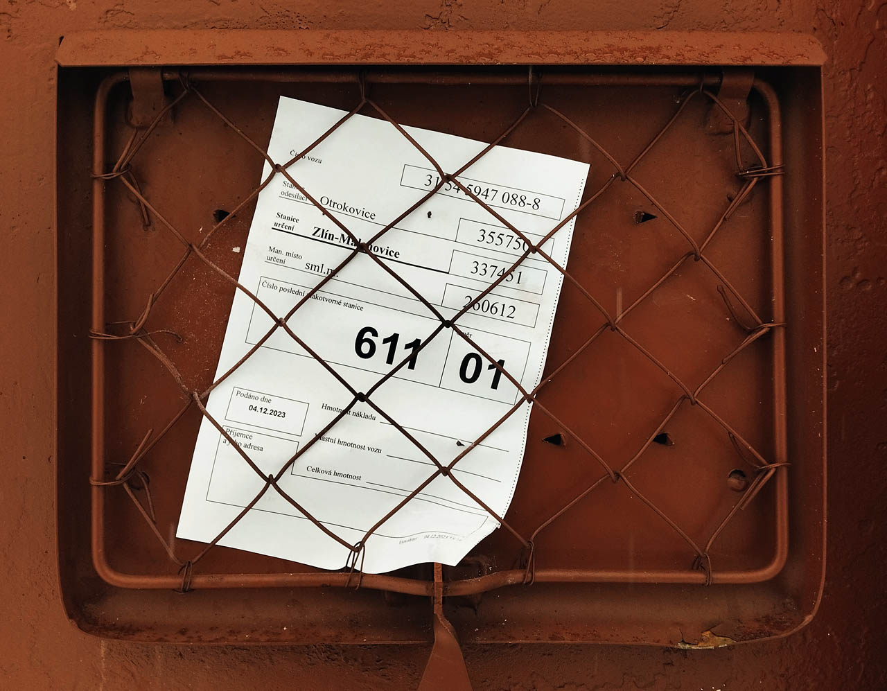 Tento Eas přijel z <a href="/Tema/Otrokovice (žst)">Otrokovic</a> a zřejmě je plný dřeva - buď z nebo na nedalekou pilu? Adresa příjemce na polepu chybí.