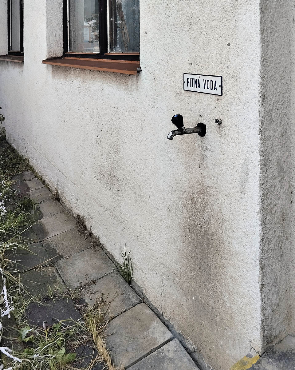 Pochvalu si v Malenovicích zaslouží za tekoucí a pitnou vodu - a dokonce teče, i když venku mrzne.