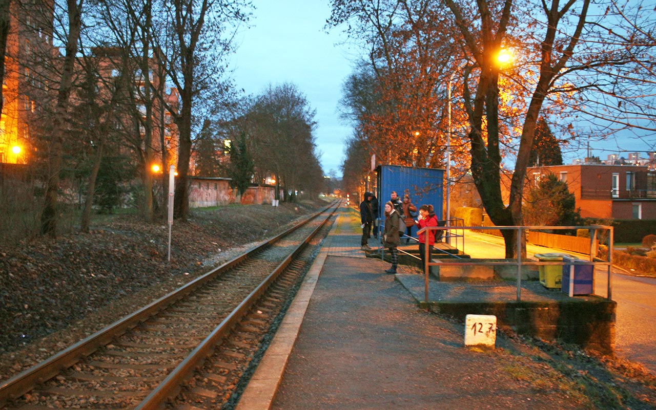 Nesměle se probouzející jitro na zastávce Zlín-Podvesná v pátek třináctého ledna 2023.